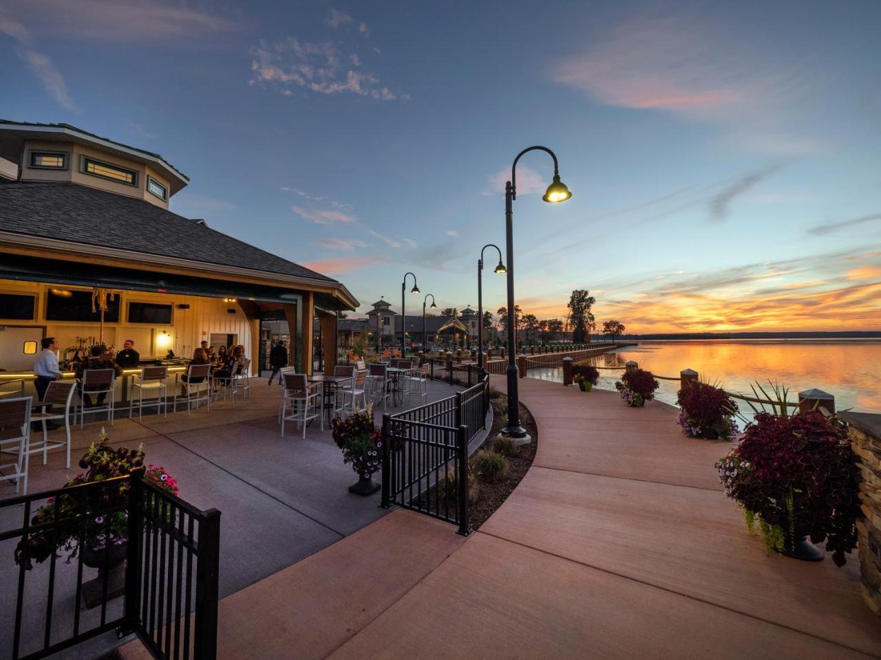 Chautauqua Harbor Hotel - Jamestown Celoron 外观 照片